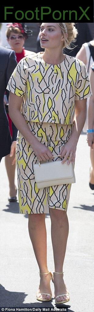 margot robbie feet photo 18