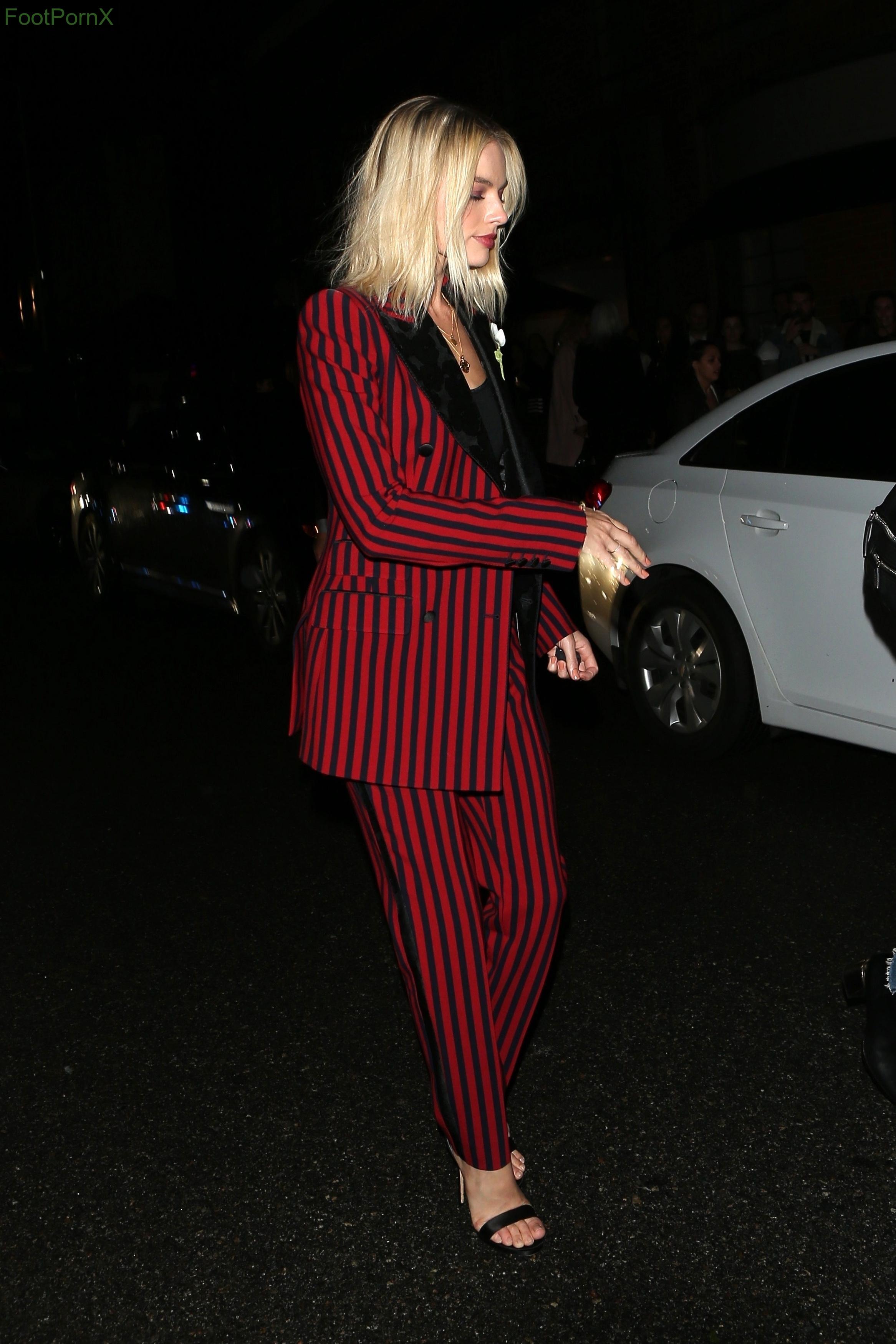 margot robbie feet photo 14