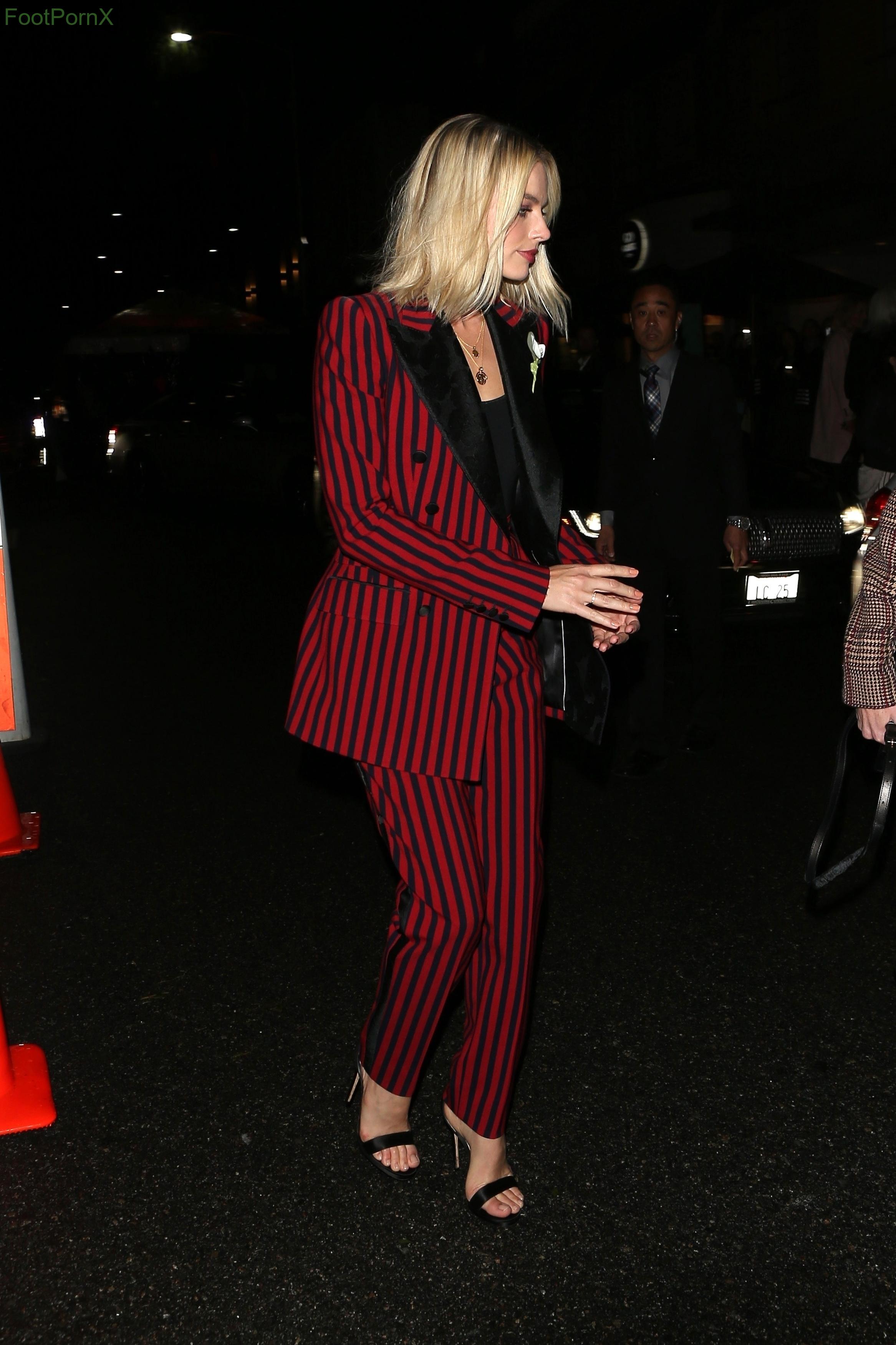 margot robbie feet photo 15