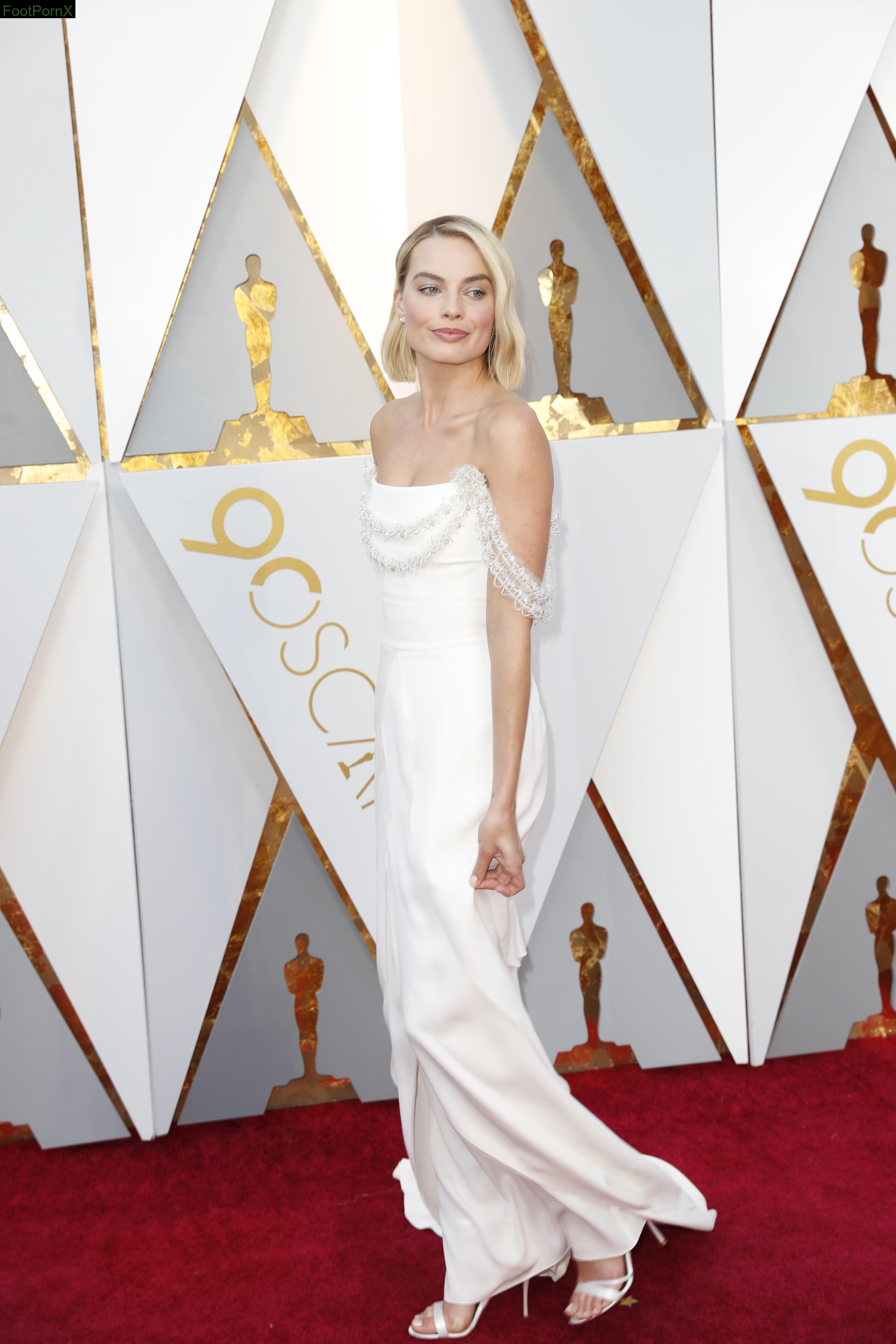 margot robbie feet photo 5