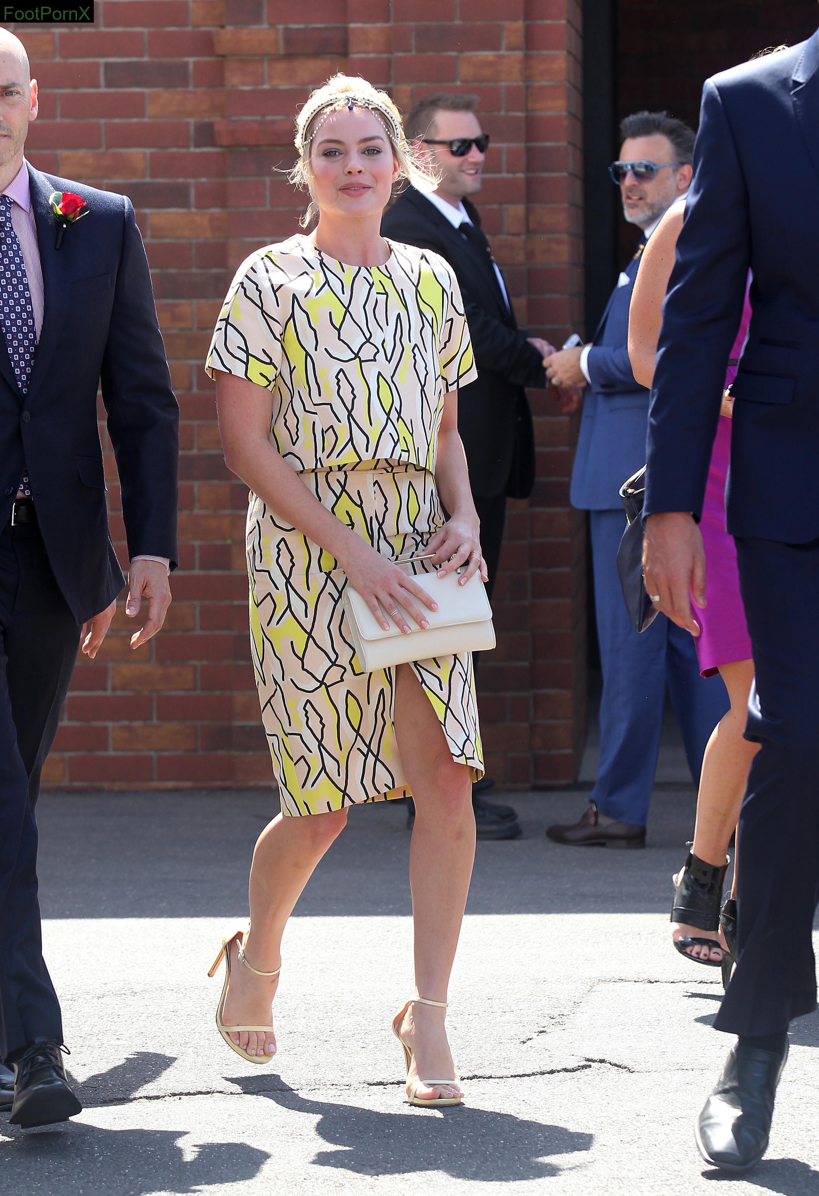margot robbie feet photo 3