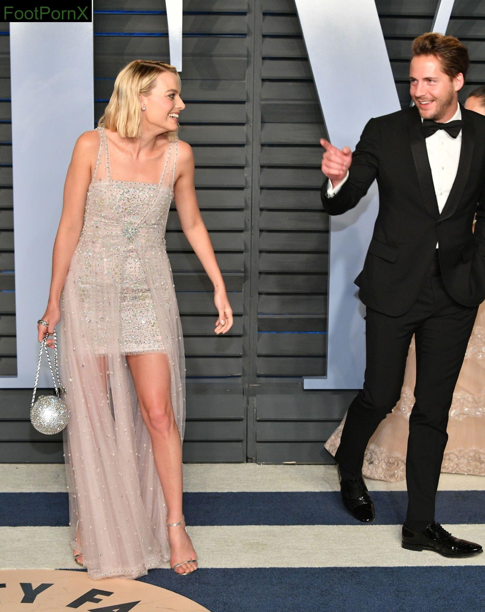 margot robbie feet photo 9