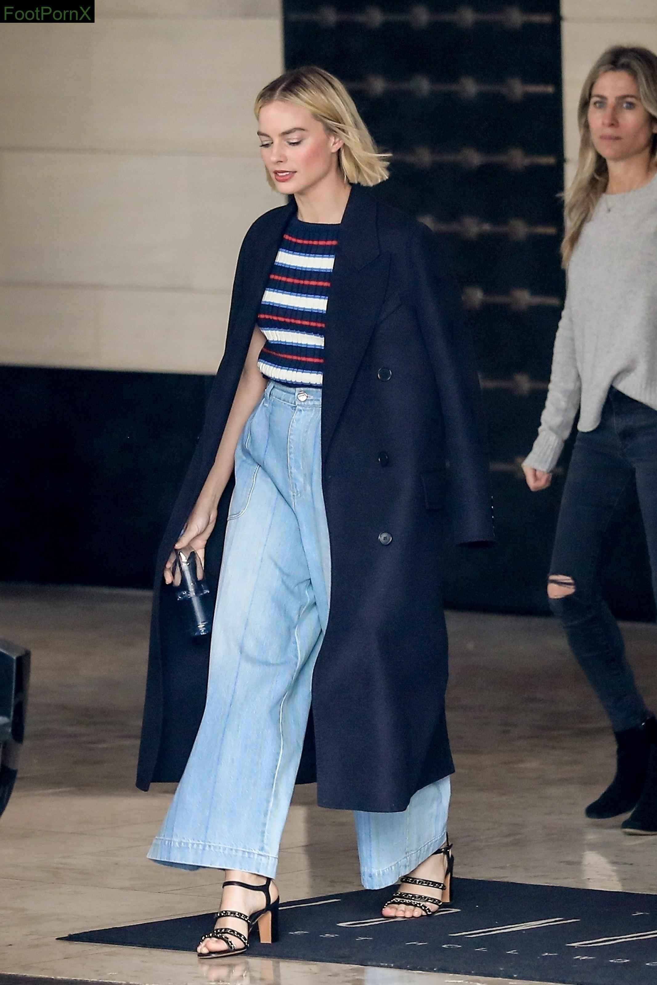 margot robbie feet photo 7