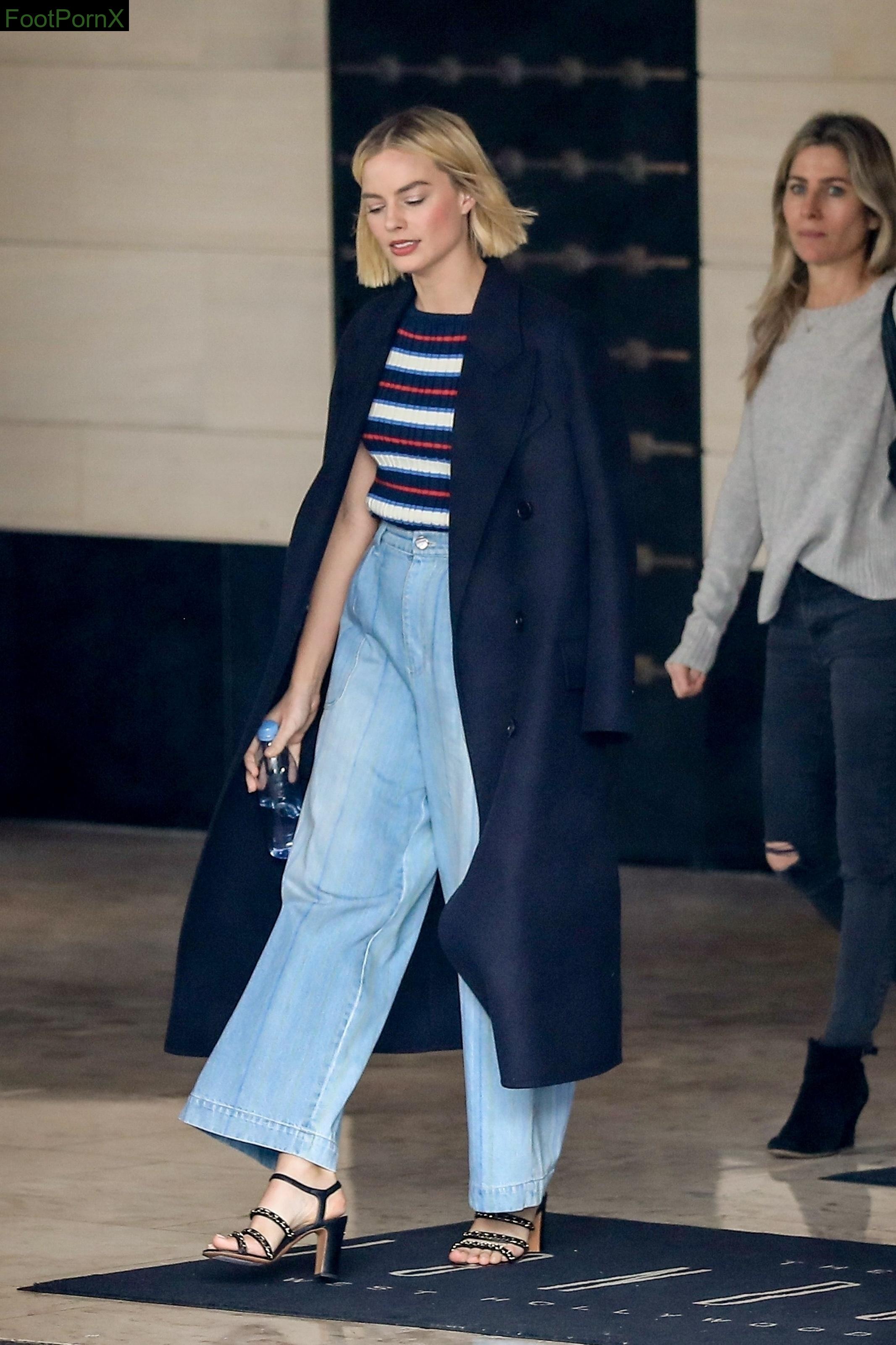 margot robbie feet photo 21
