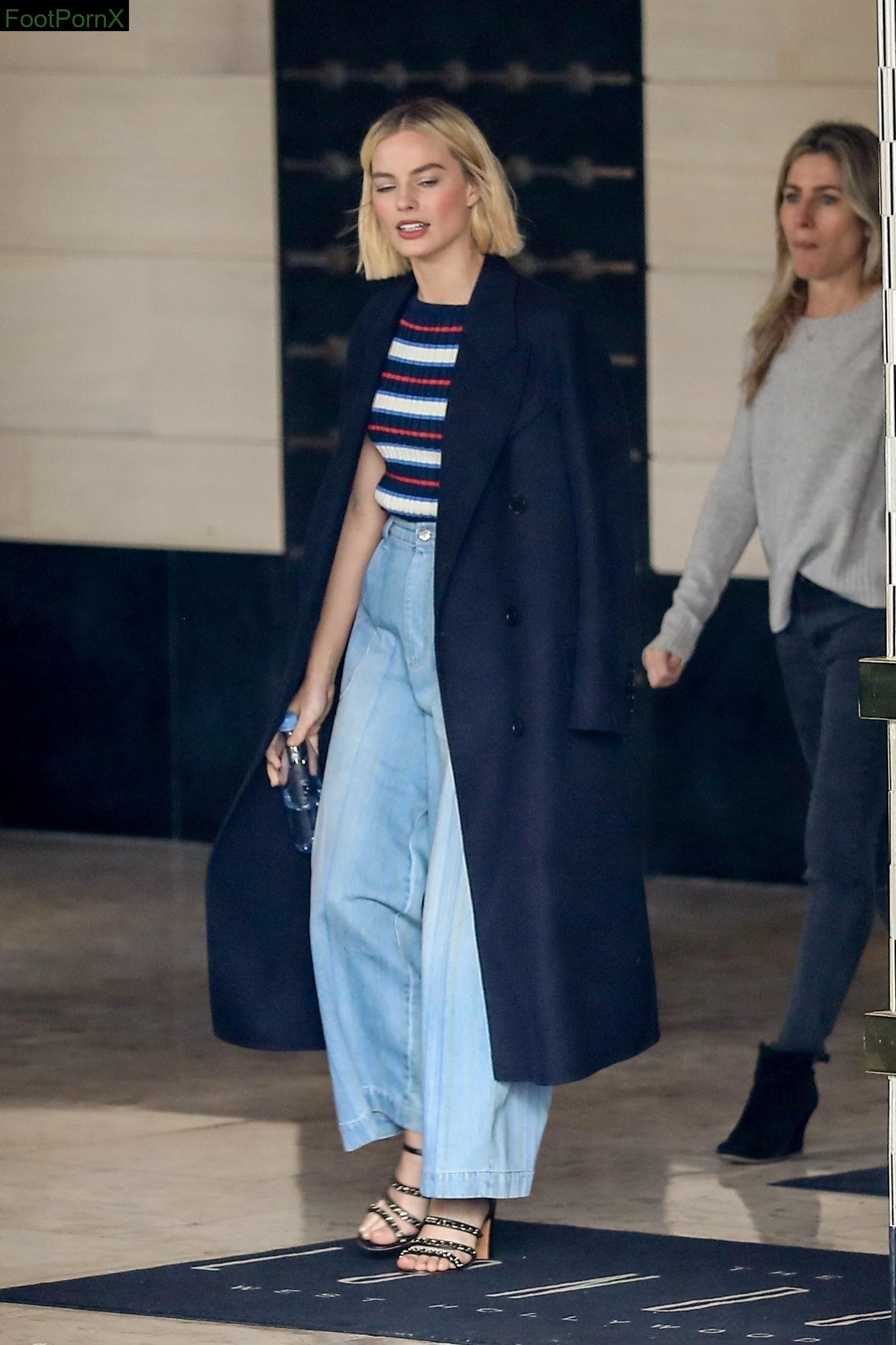 margot robbie feet photo 24