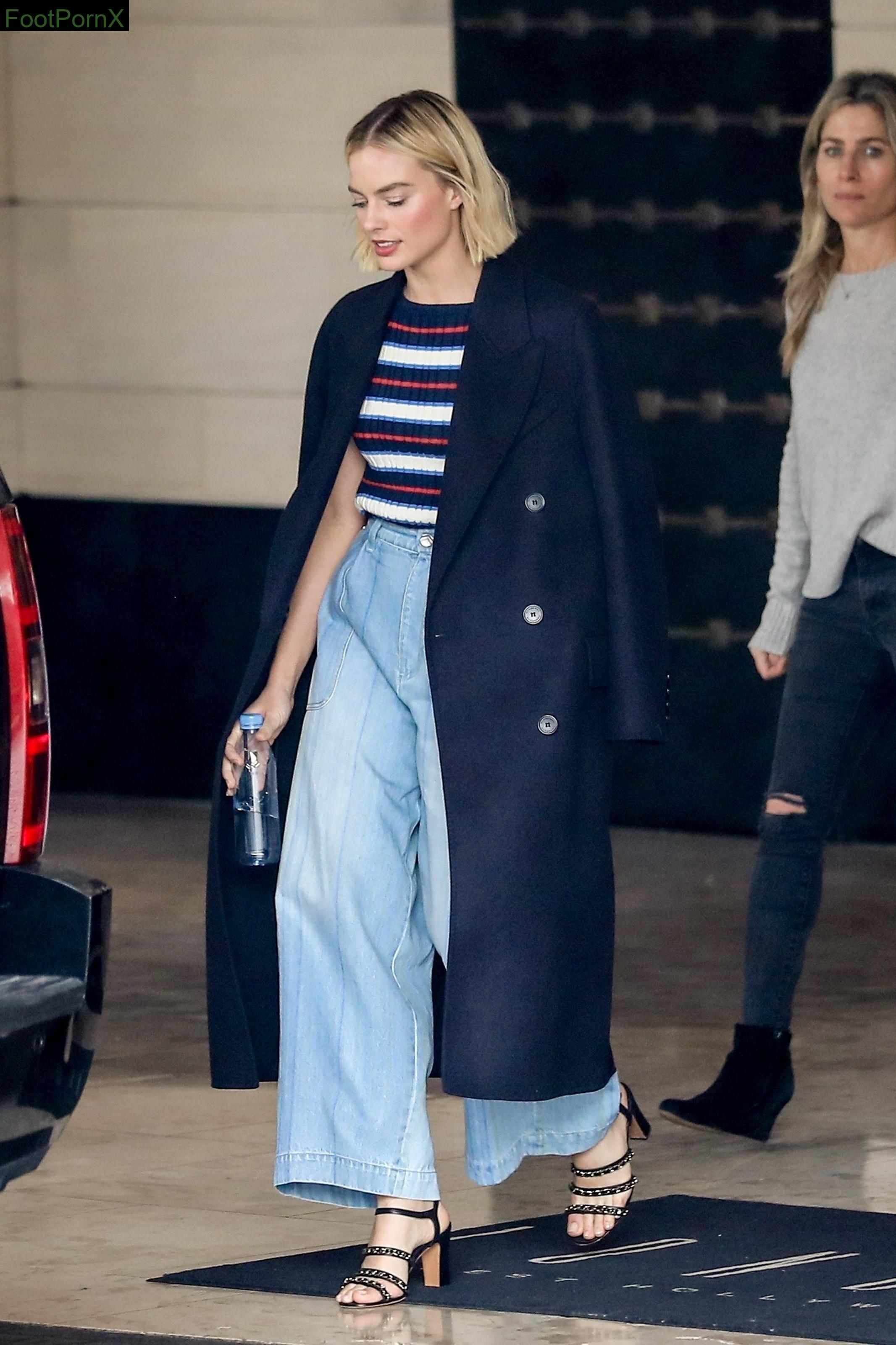 margot robbie feet photo 23