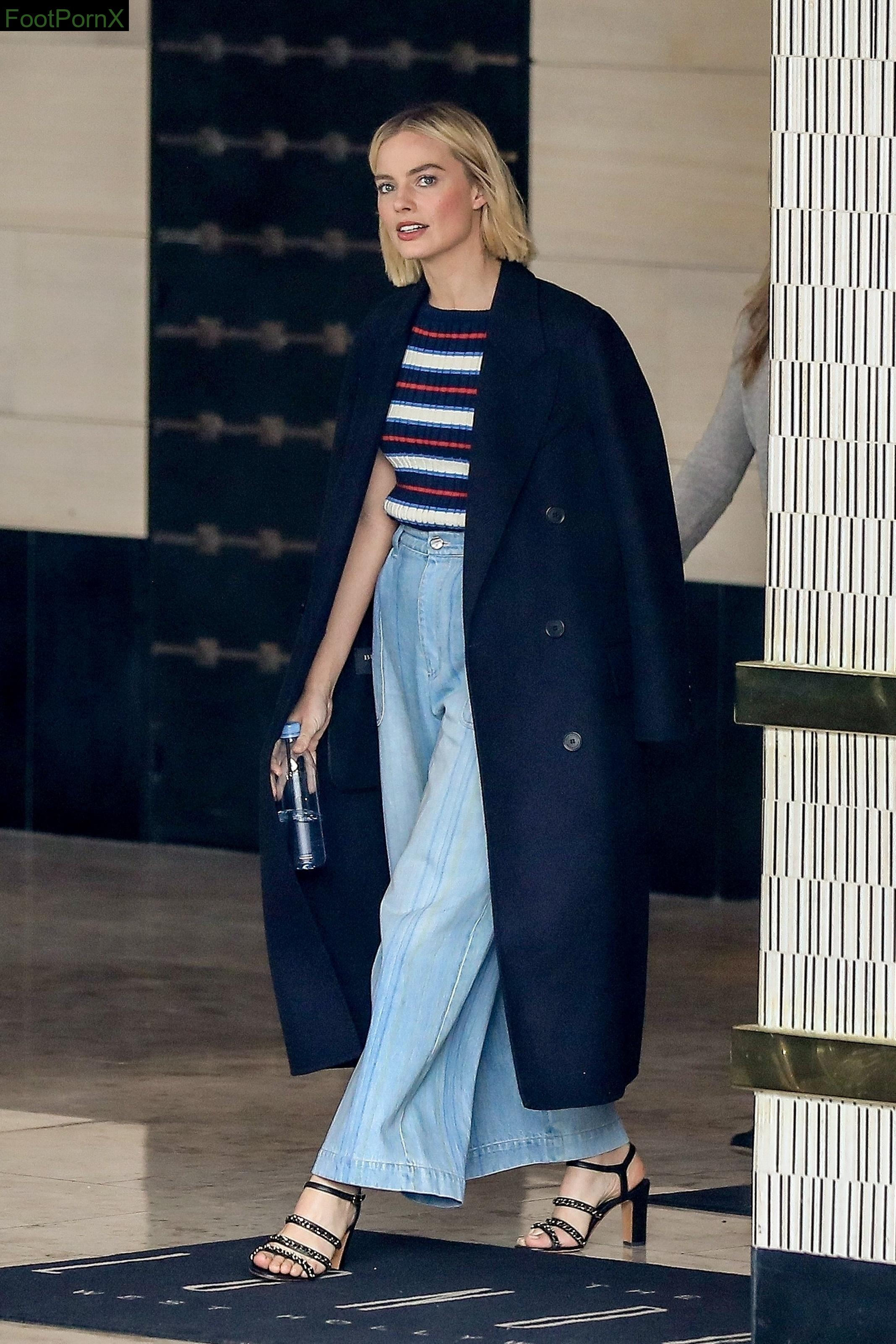 margot robbie feet photo 20