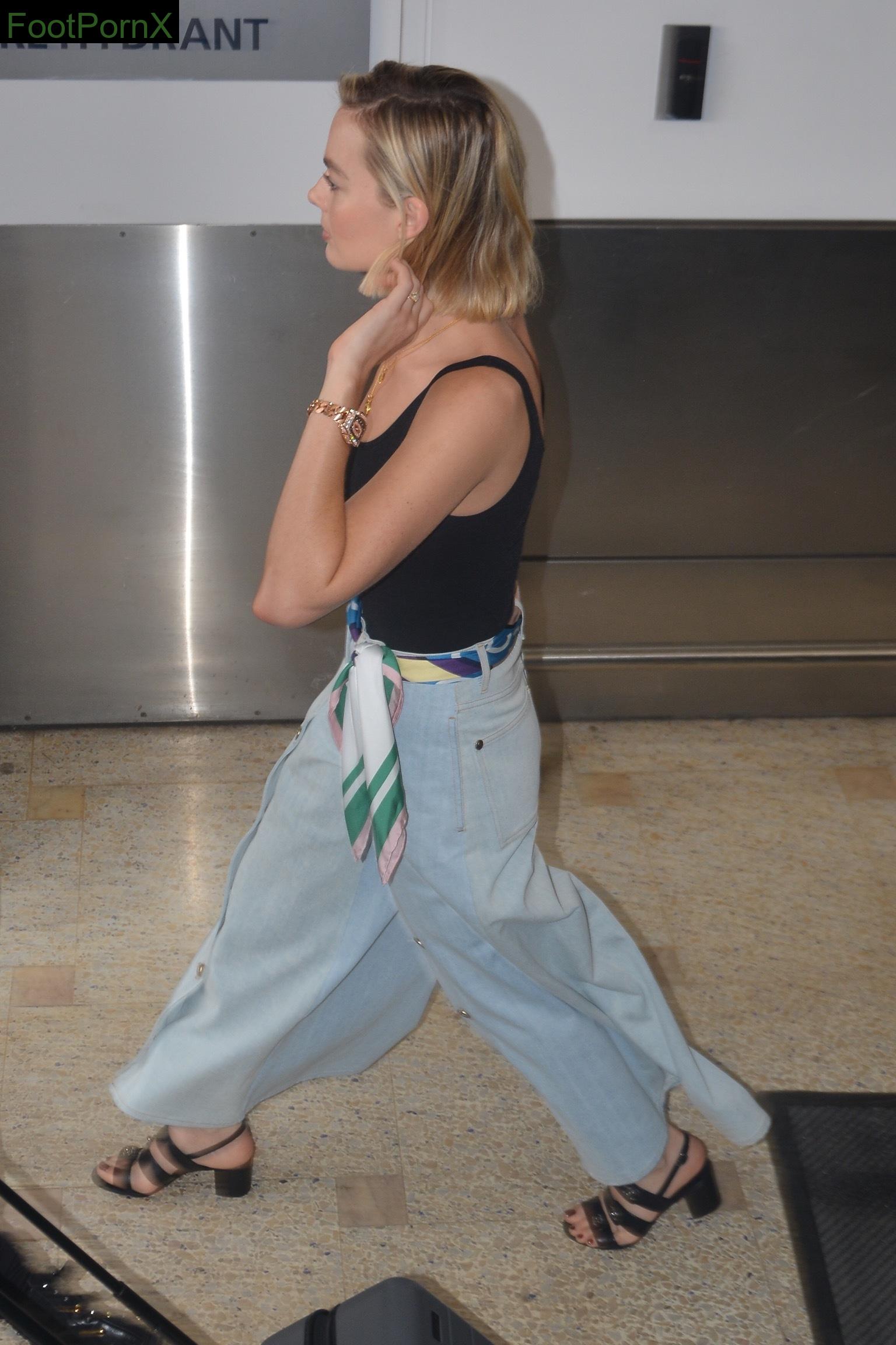 margot robbie feet photo 18