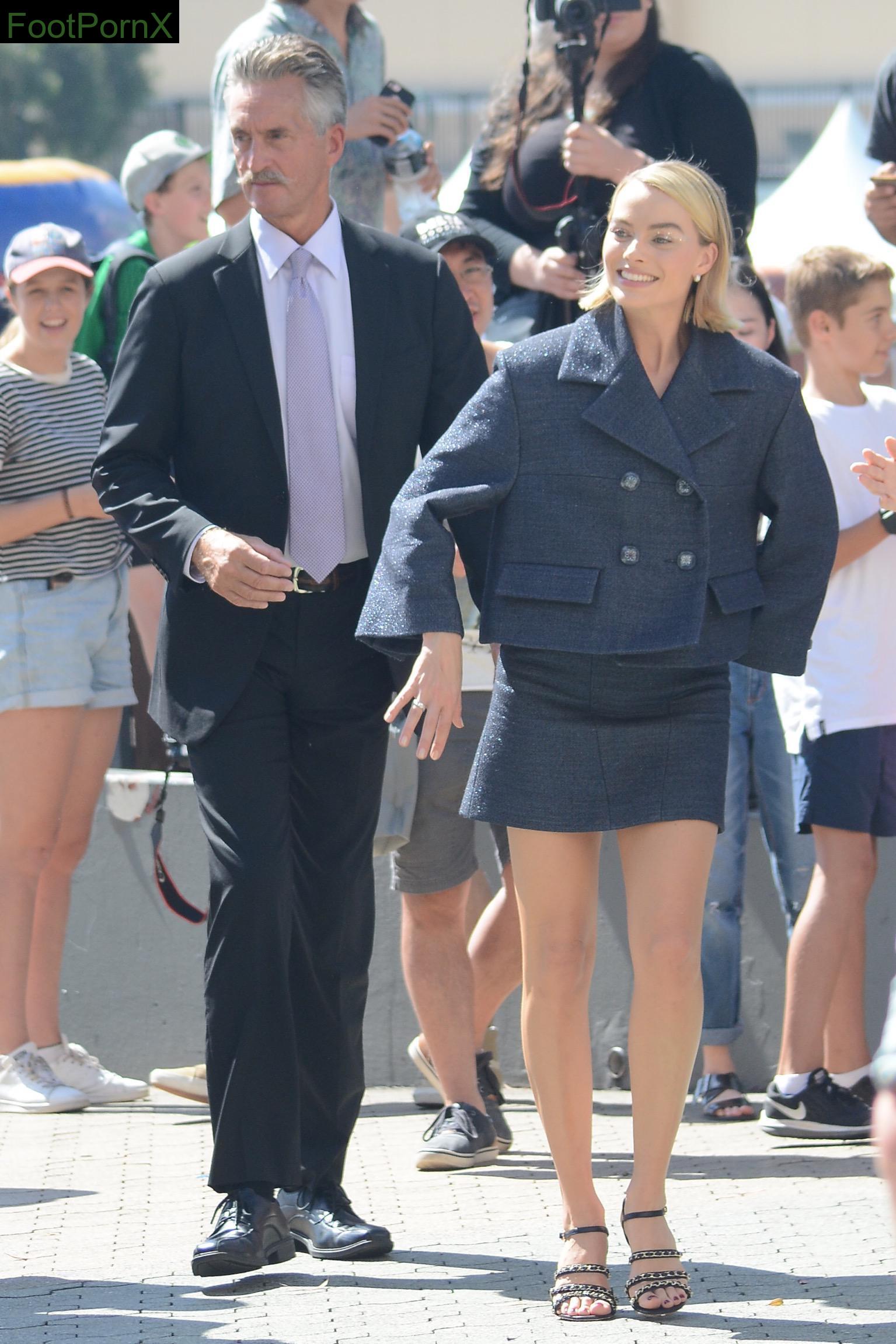 margot robbie feet photo 15
