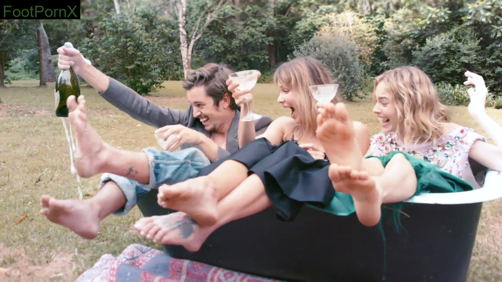 margot robbie feet photo 10