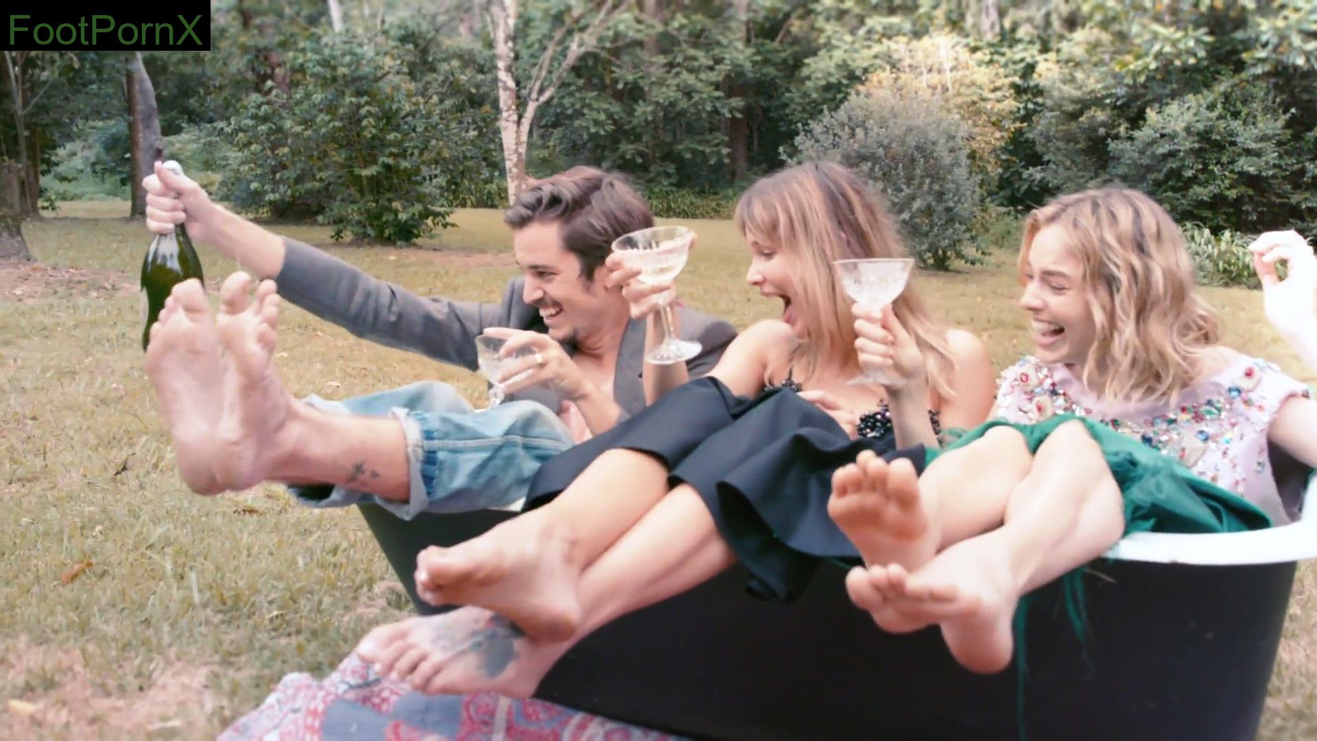 margot robbie feet photo 8