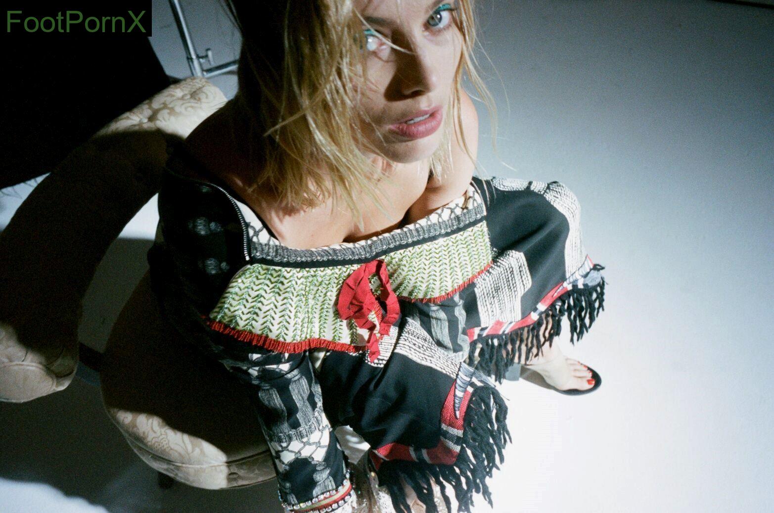margot robbie feet photo 1