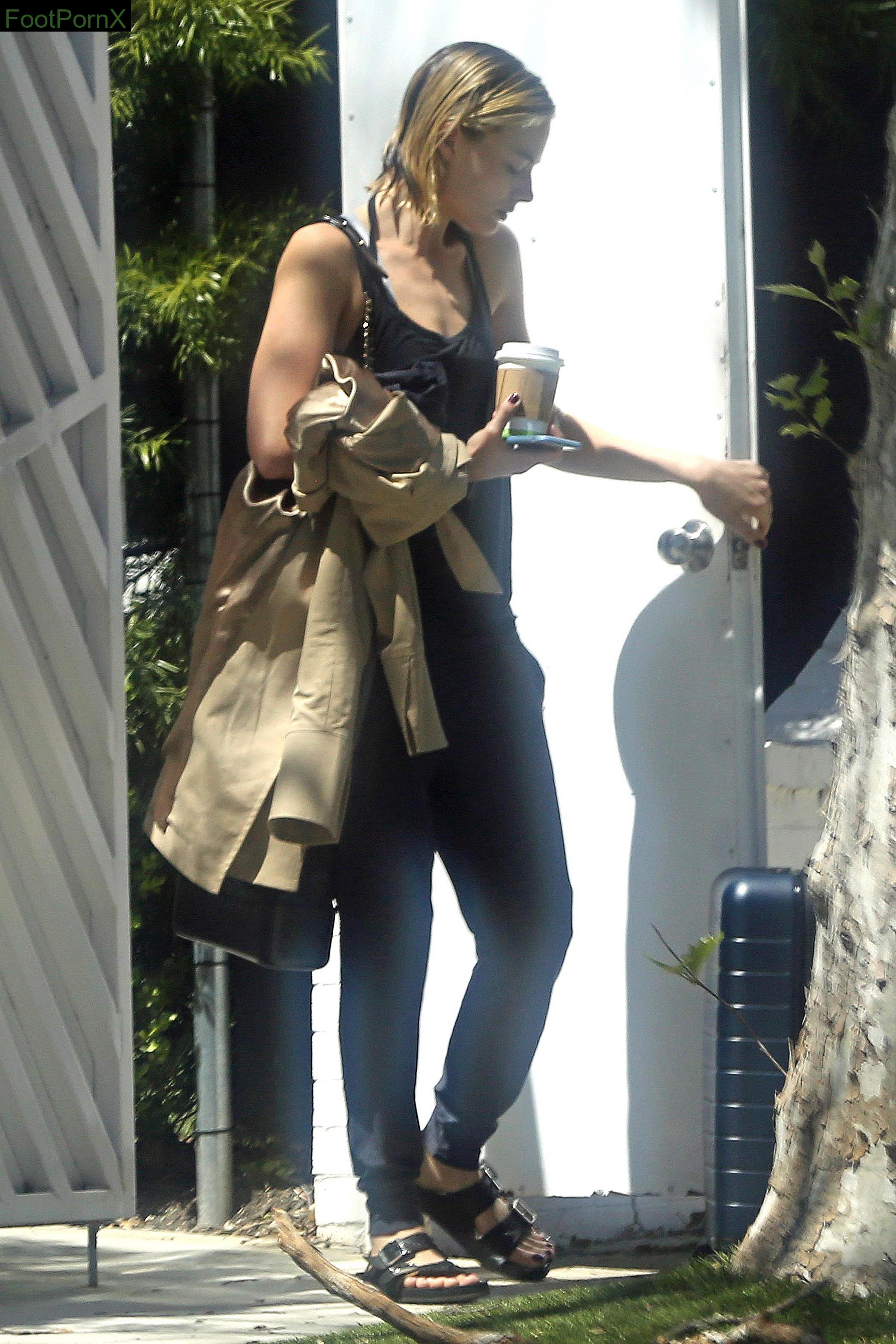 margot robbie feet photo 16