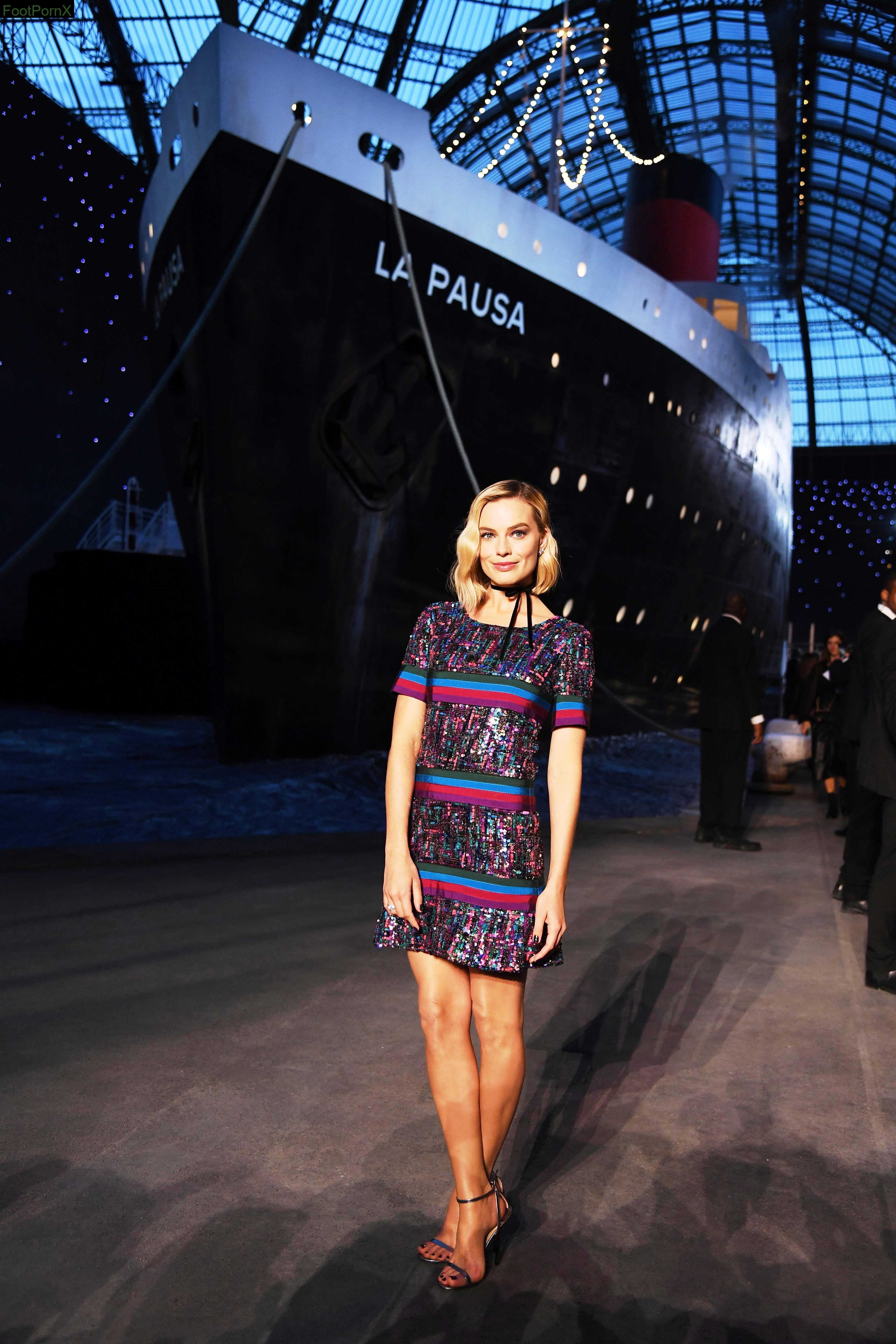 margot robbie feet photo 12