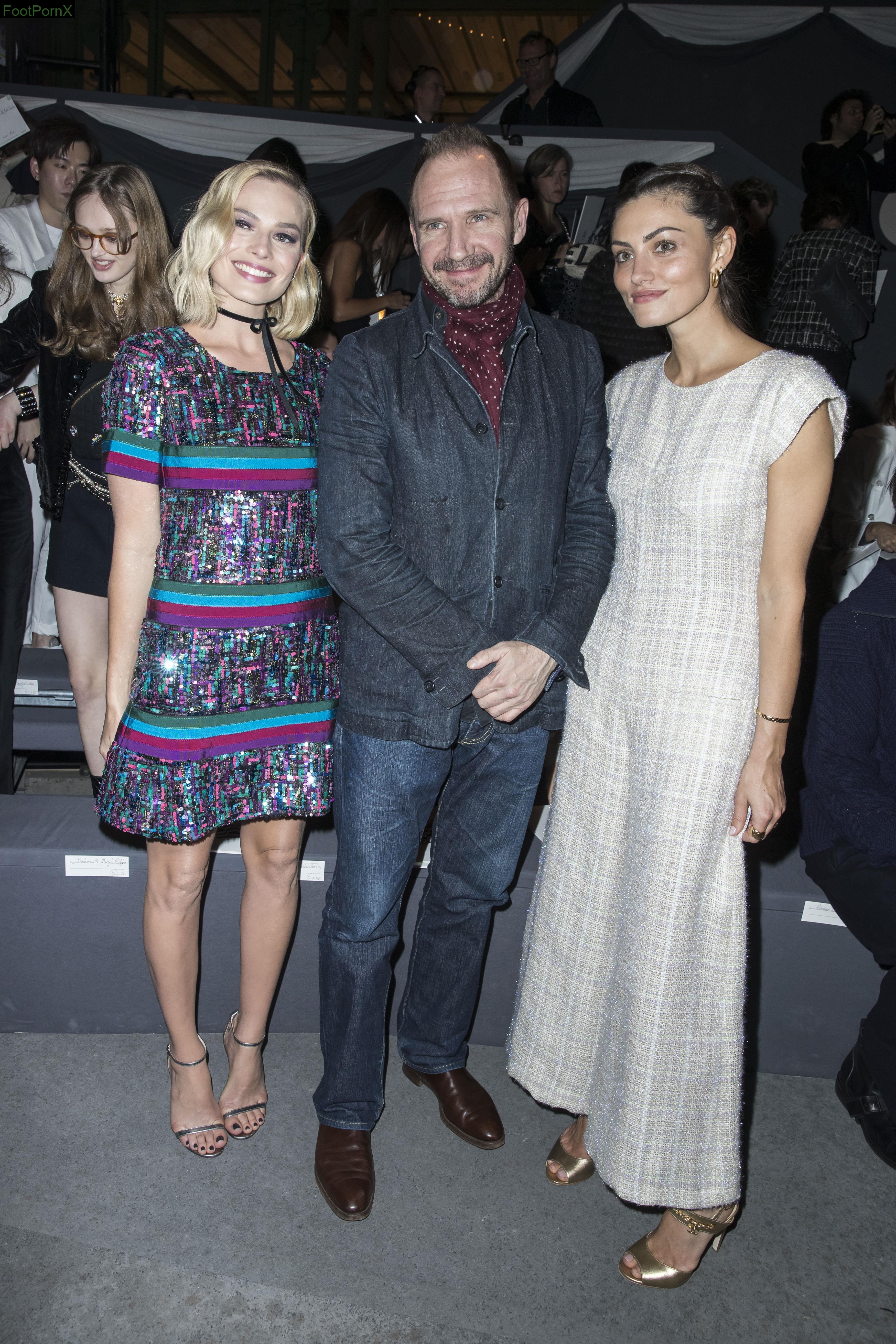 margot robbie feet photo 3