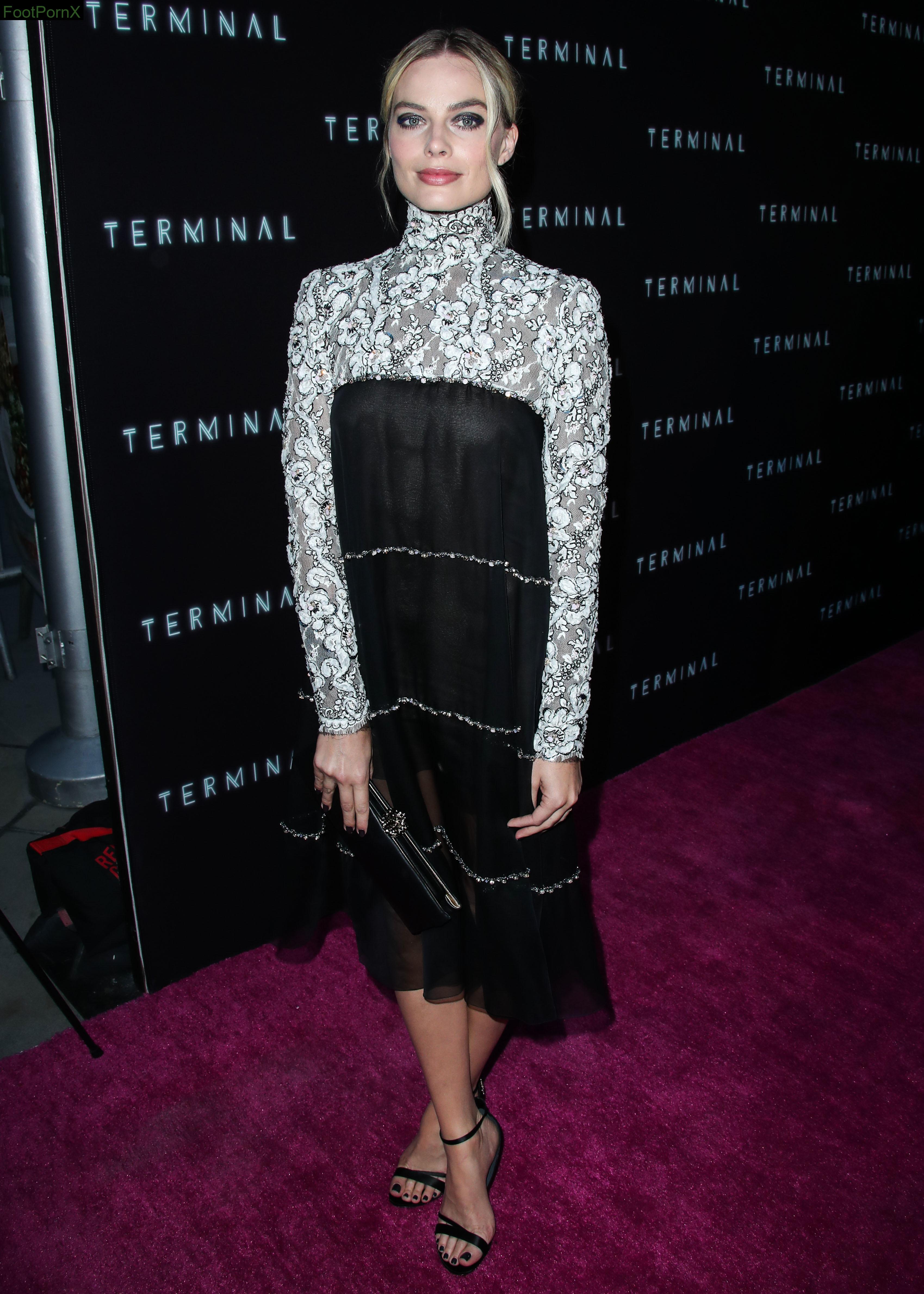 margot robbie feet photo 19