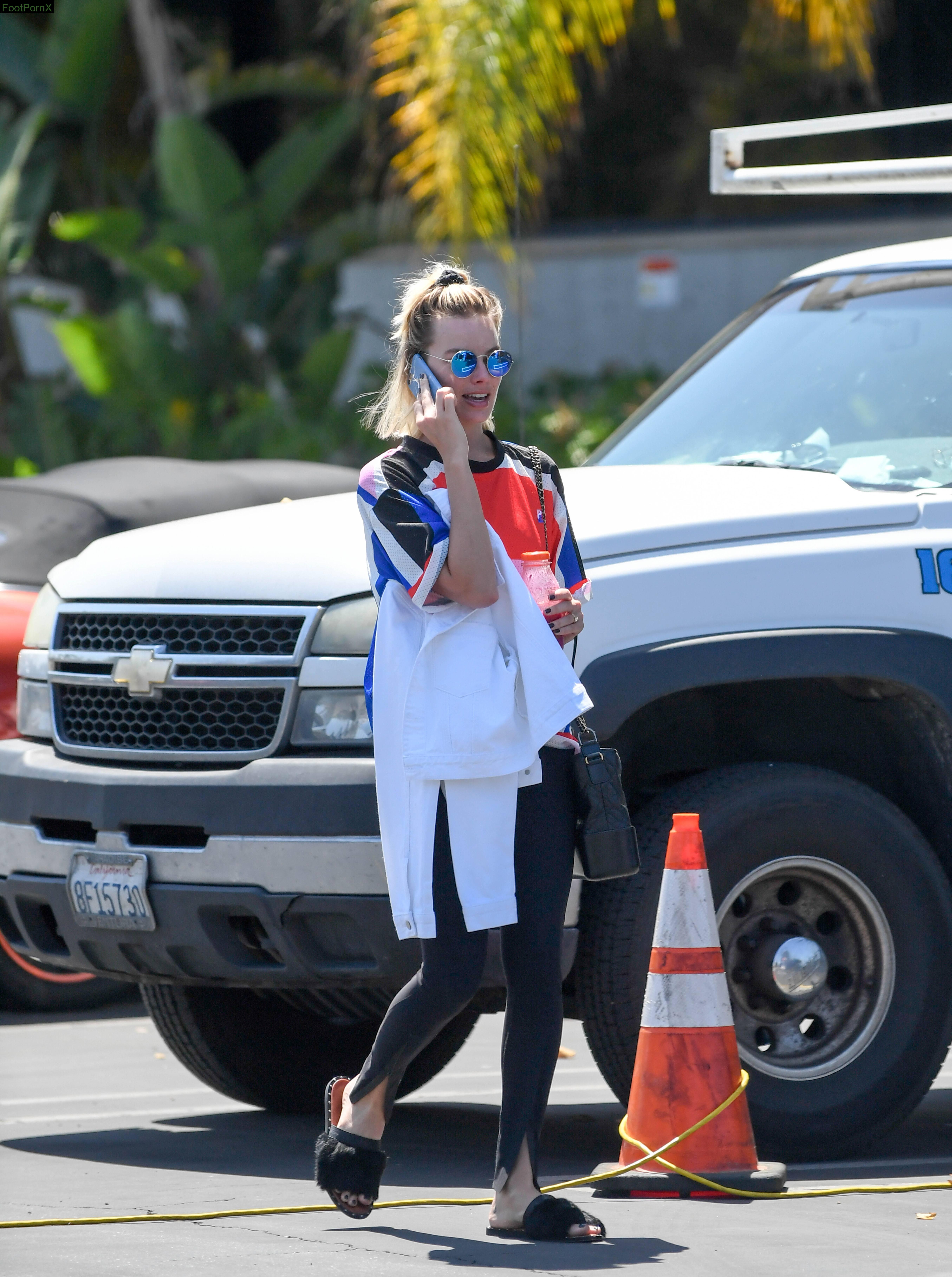 margot robbie feet photo 11