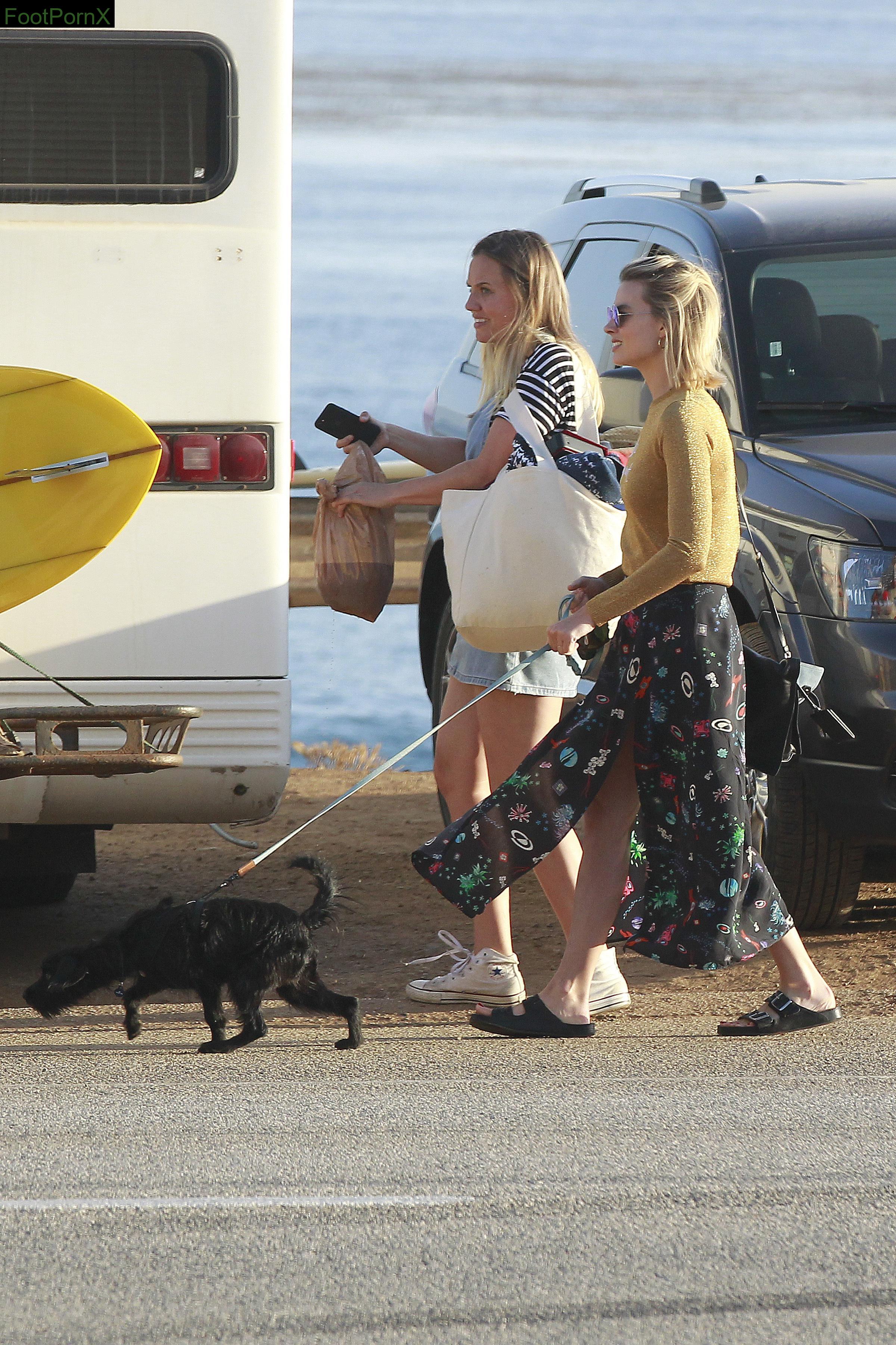 margot robbie feet photo 16
