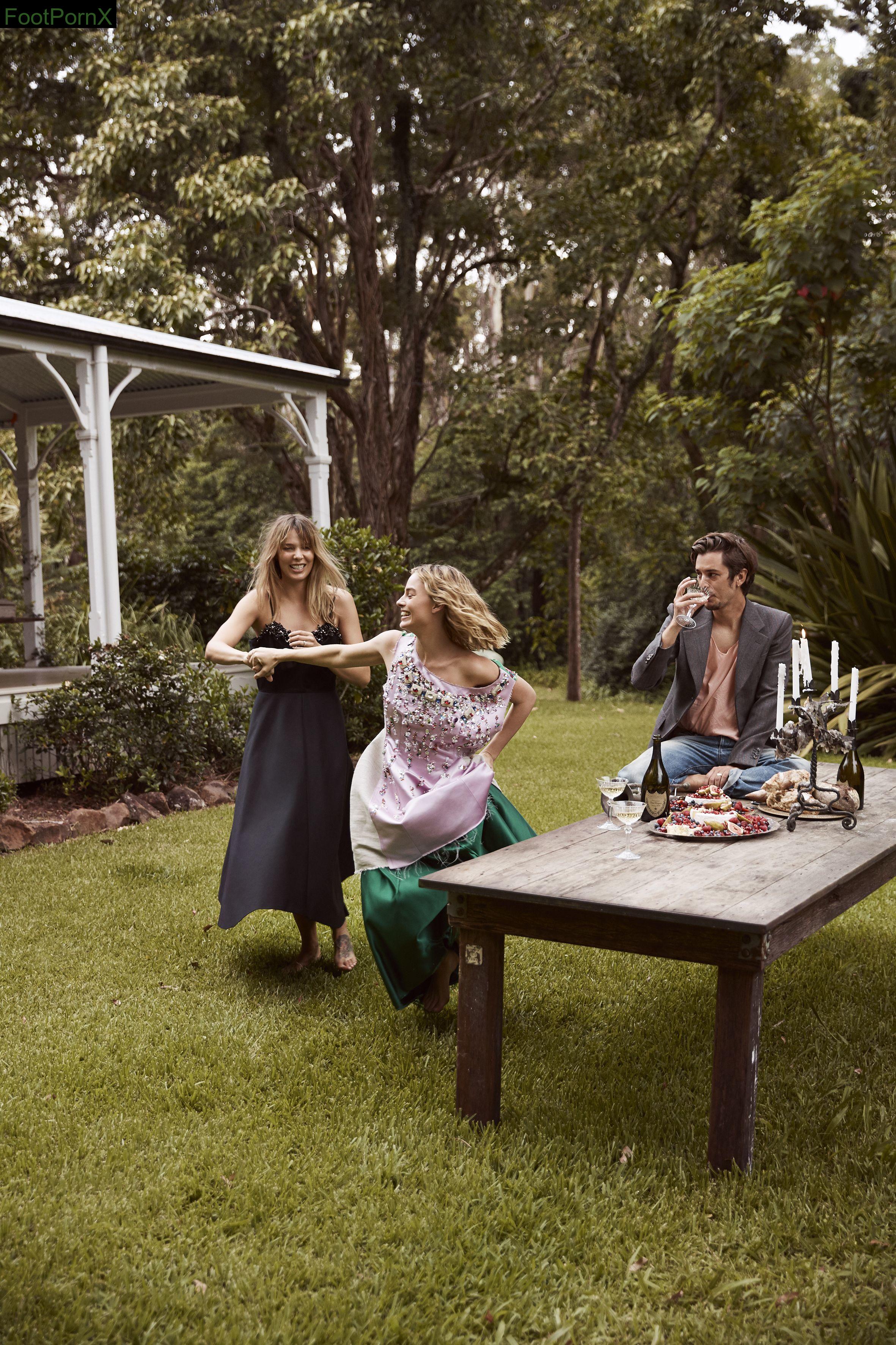 margot robbie feet photo 15