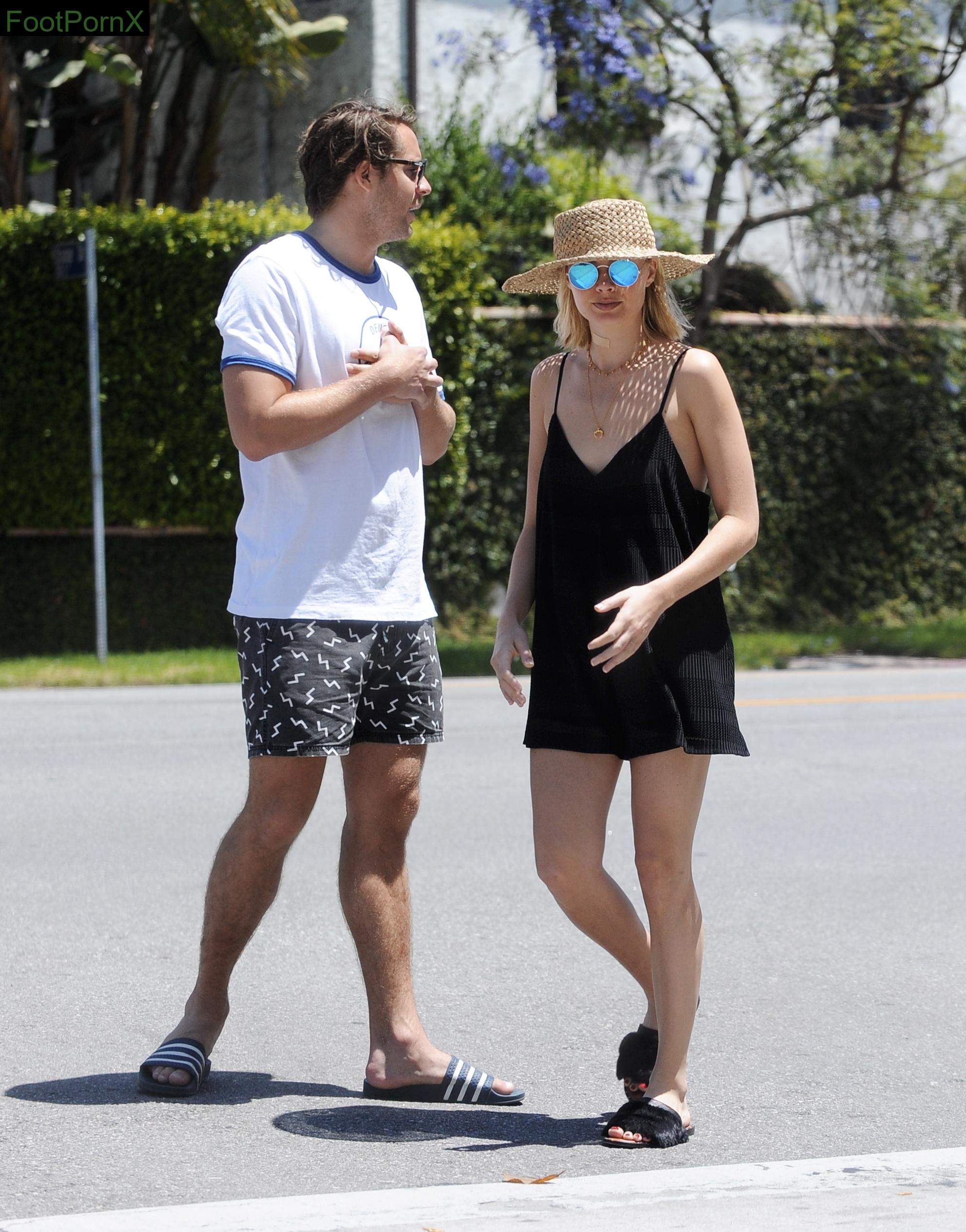 margot robbie feet photo 4
