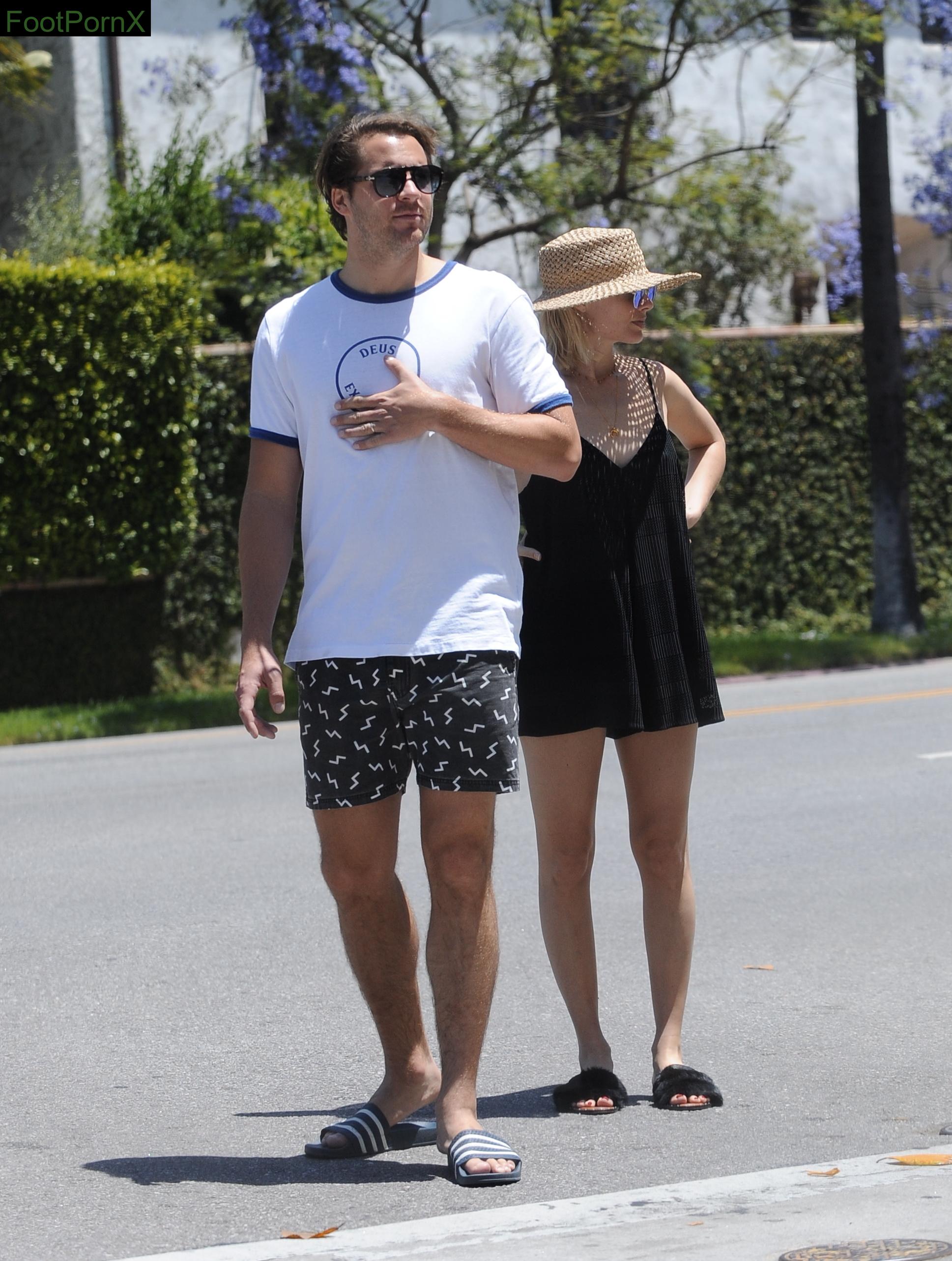 margot robbie feet photo 5