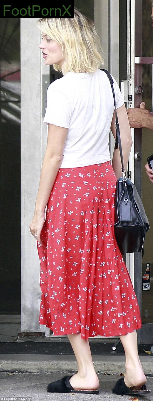 margot robbie feet photo 9