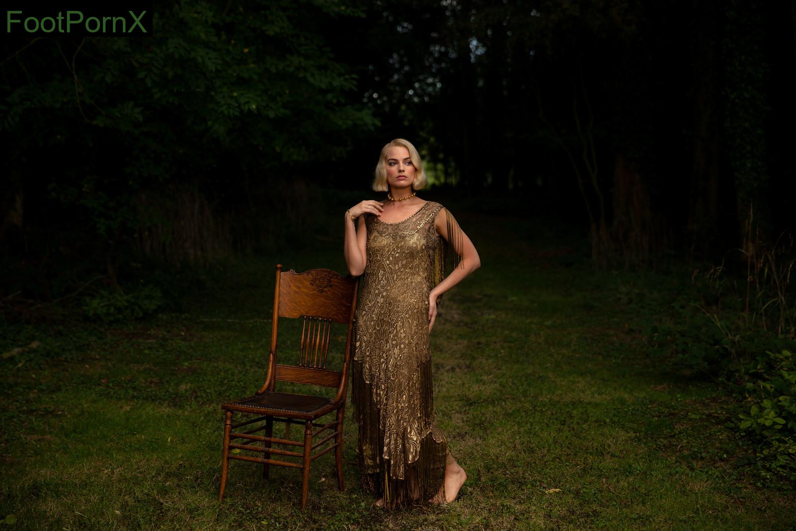 margot robbie feet photo 6