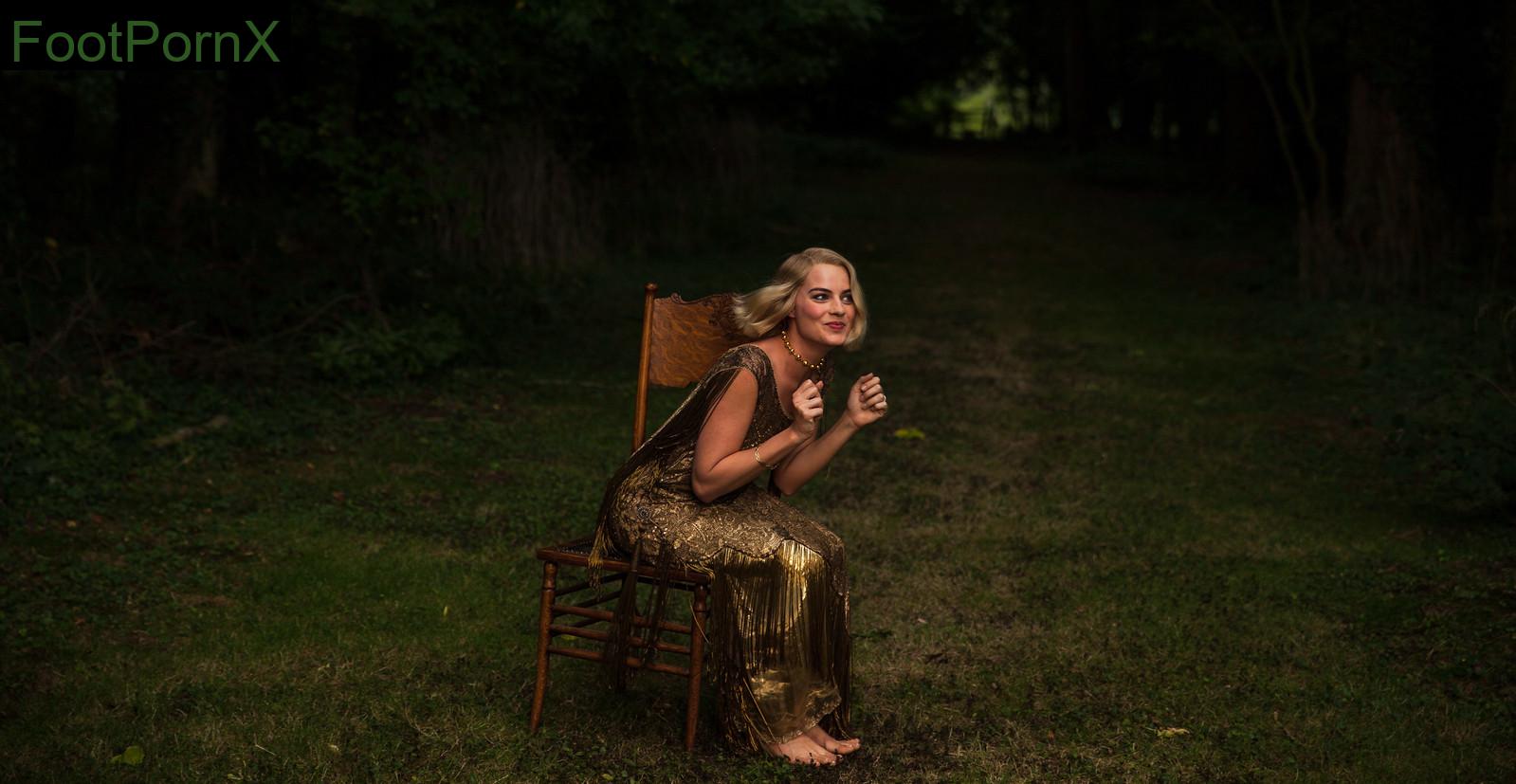 margot robbie feet photo 10