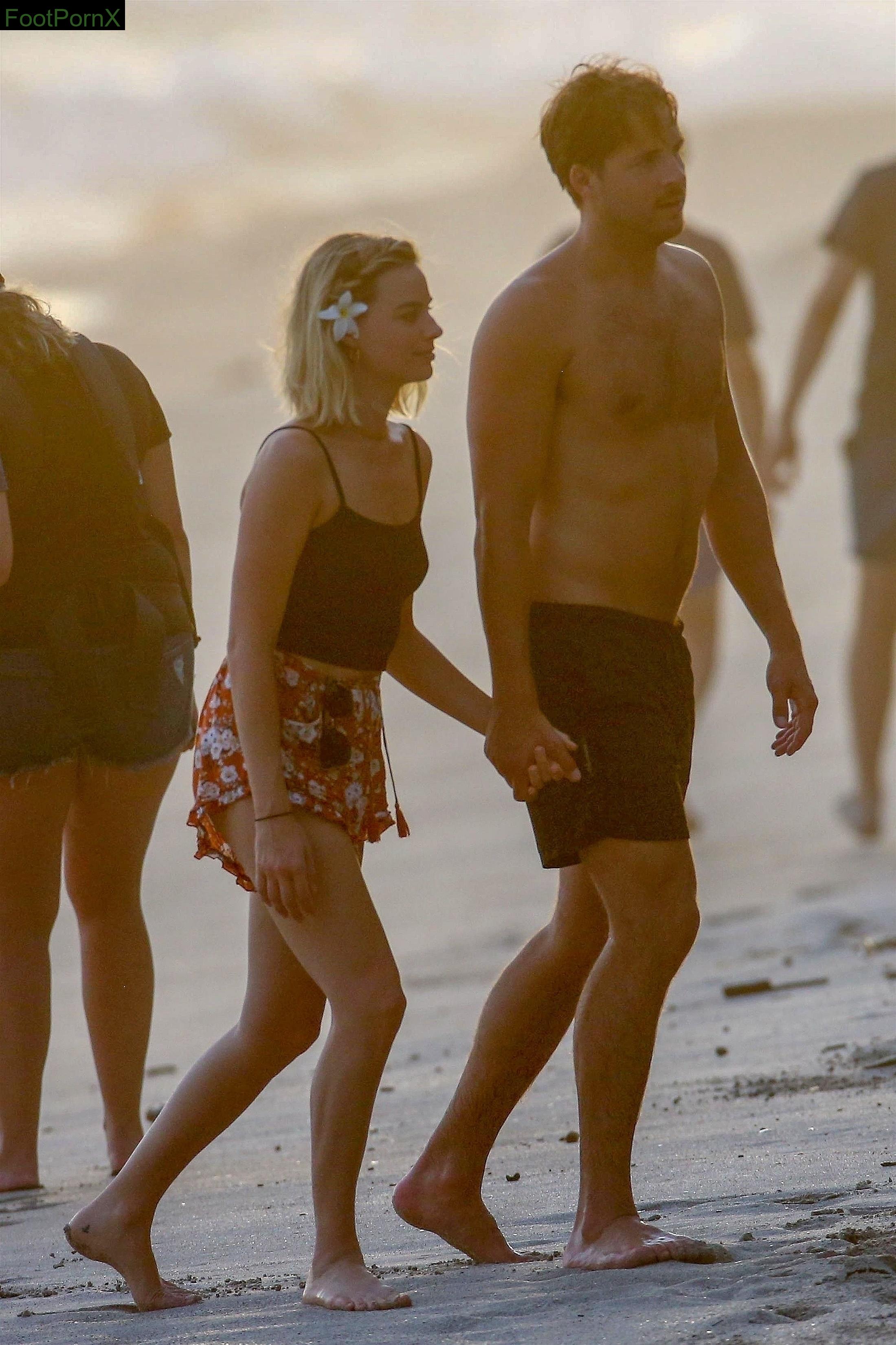 margot robbie feet photo 21