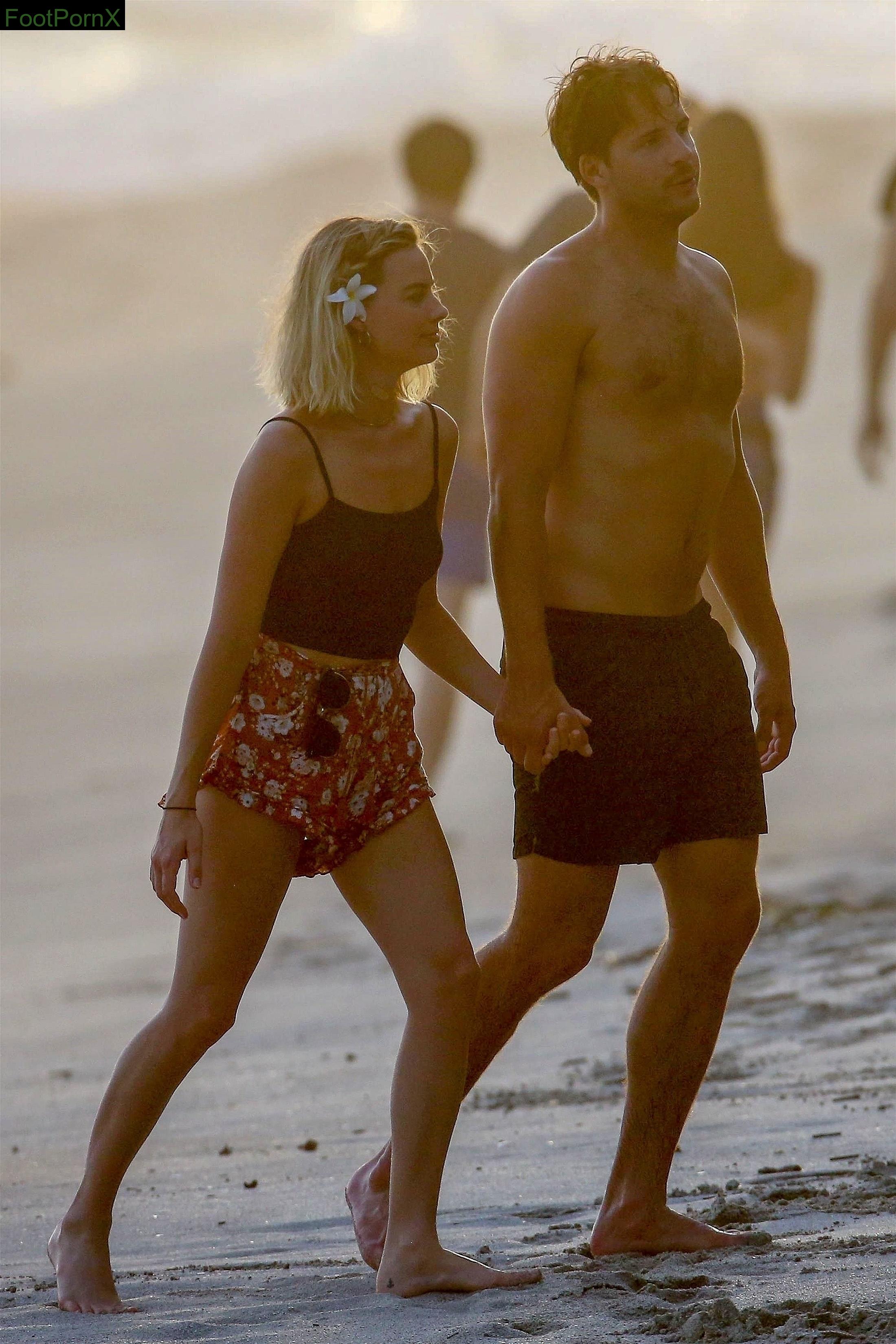 margot robbie feet photo 19