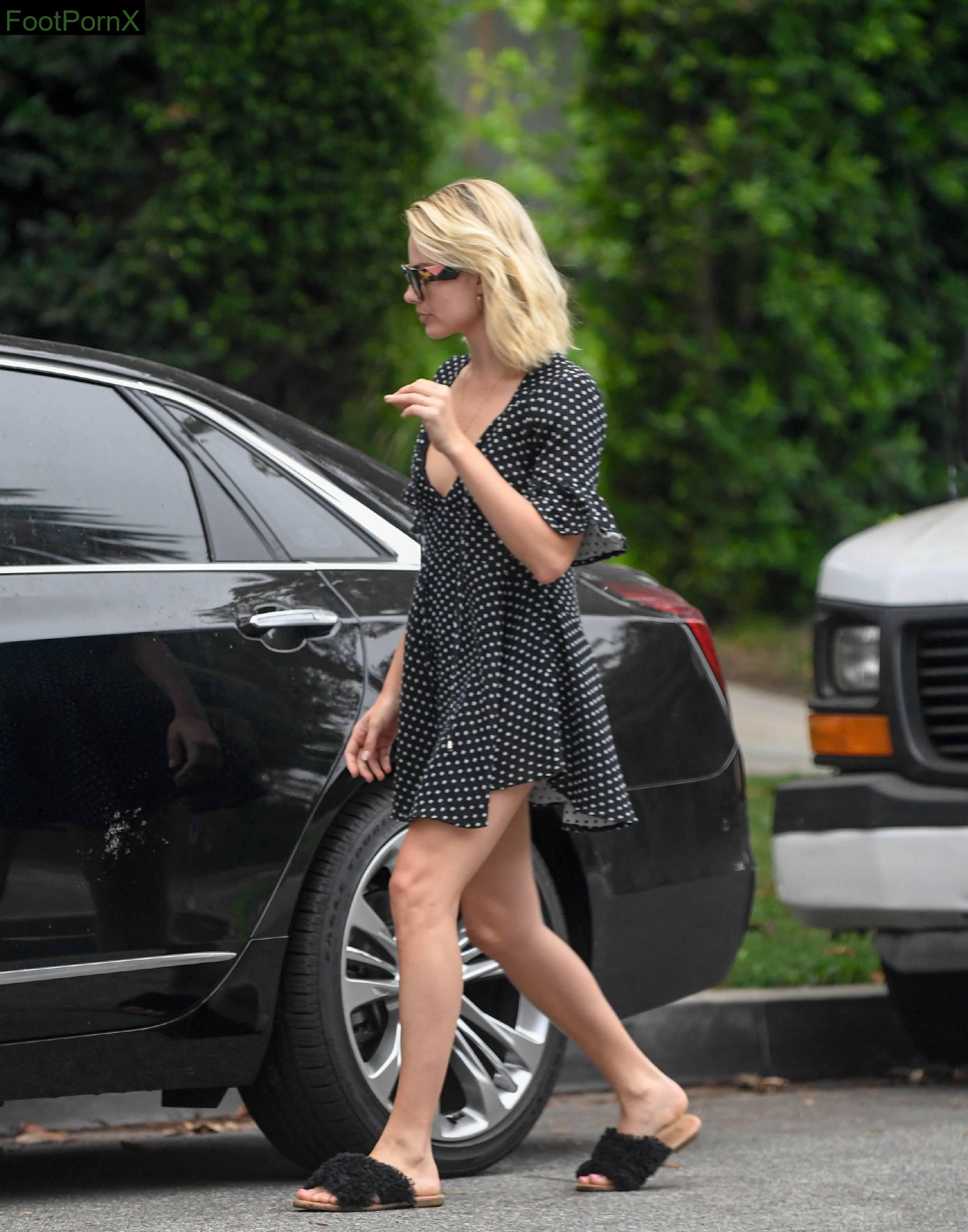 margot robbie feet photo 17