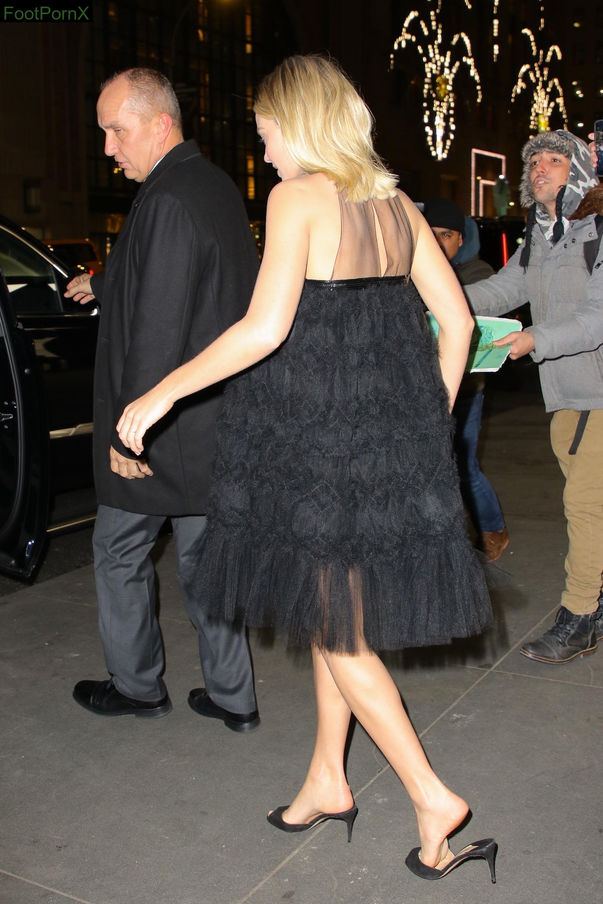 margot robbie feet photo 13