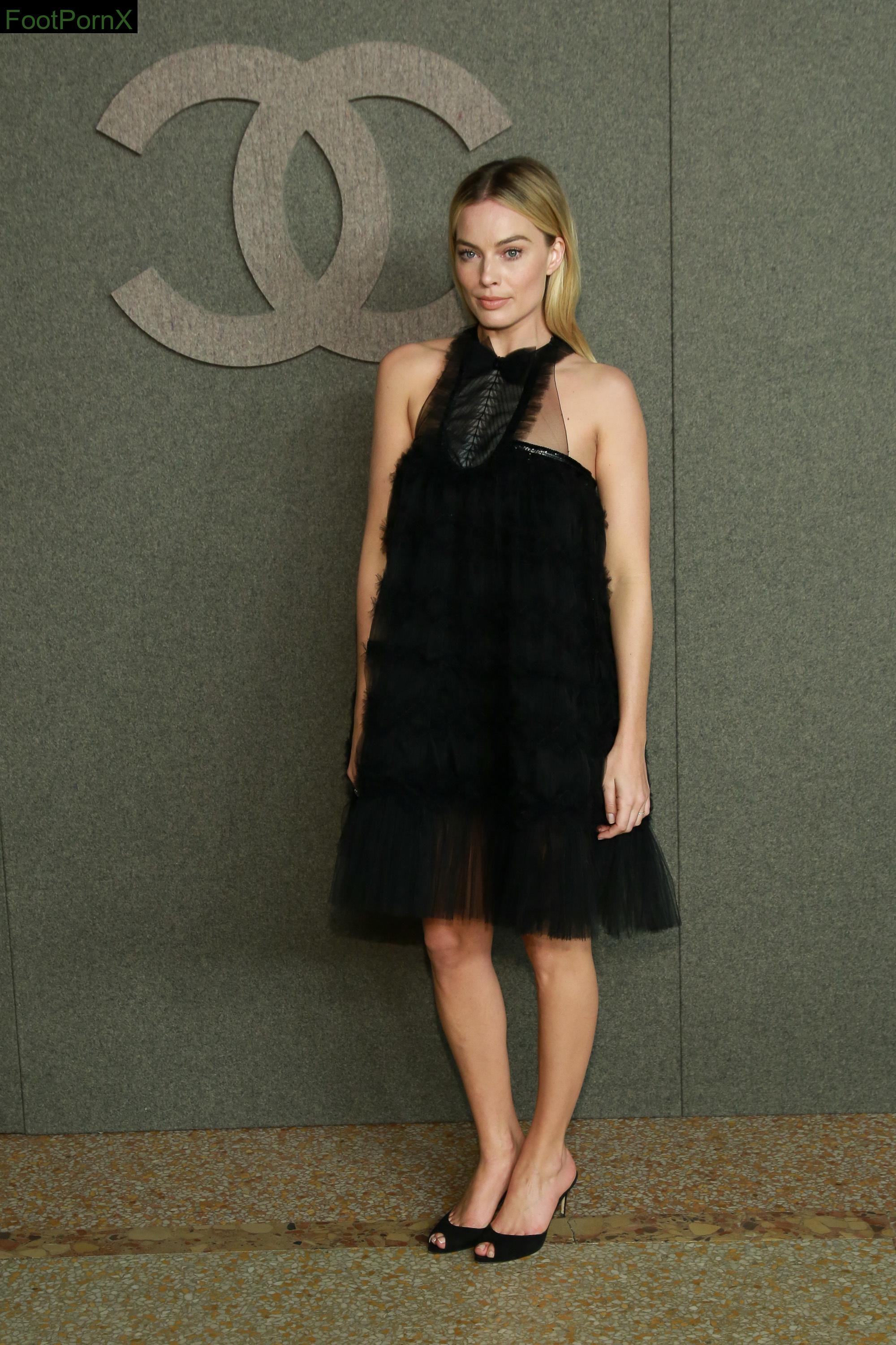 margot robbie feet photo 7