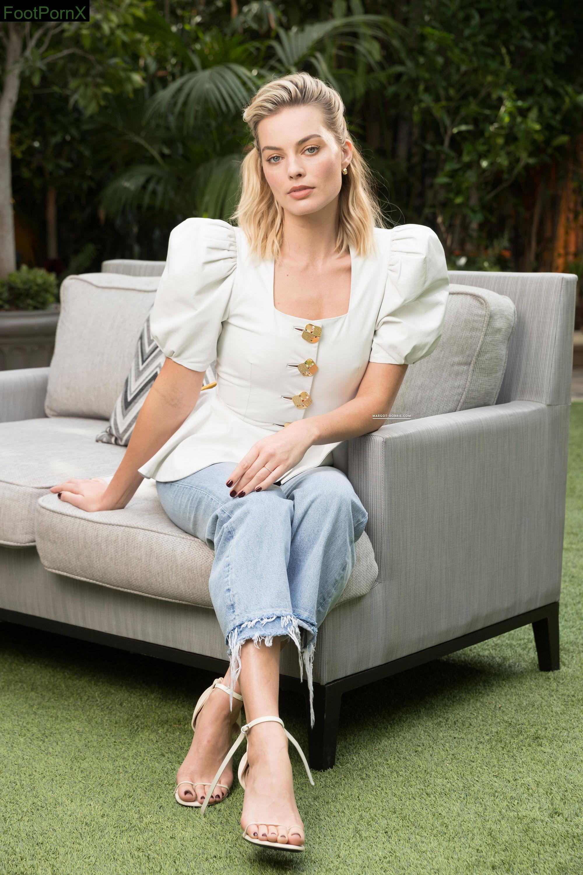 margot robbie feet photo 5