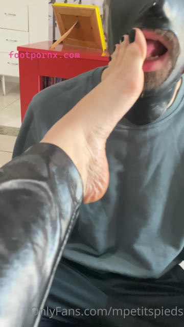 mpetitspieds toe sucking foot worship 1