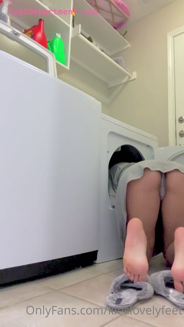 kieslovelyfeet college girl getting spied on booty and soles