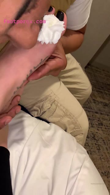 feetbysvett gets her feet worshipped by foot boy 2