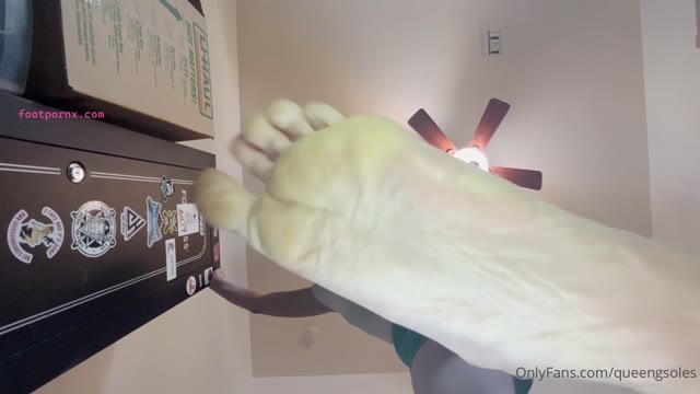queengsoles joi white girl wrinkly soles 9