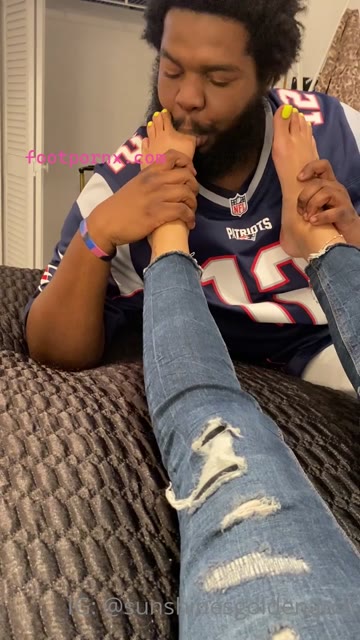sunshinesgoldenarch ebony toes getting worshipped 13