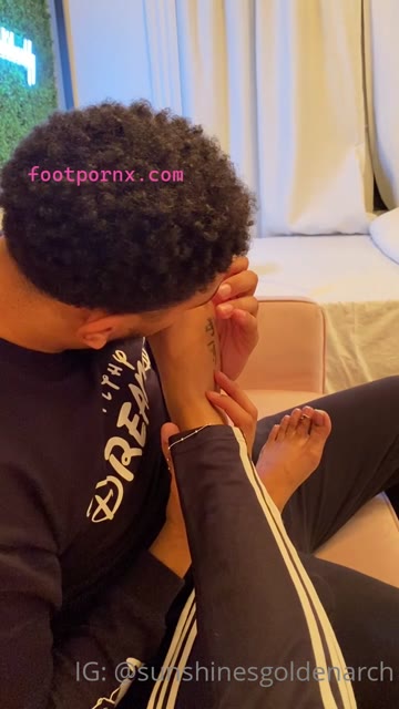 sunshinesgoldenarch ebony toes getting worshipped 24
